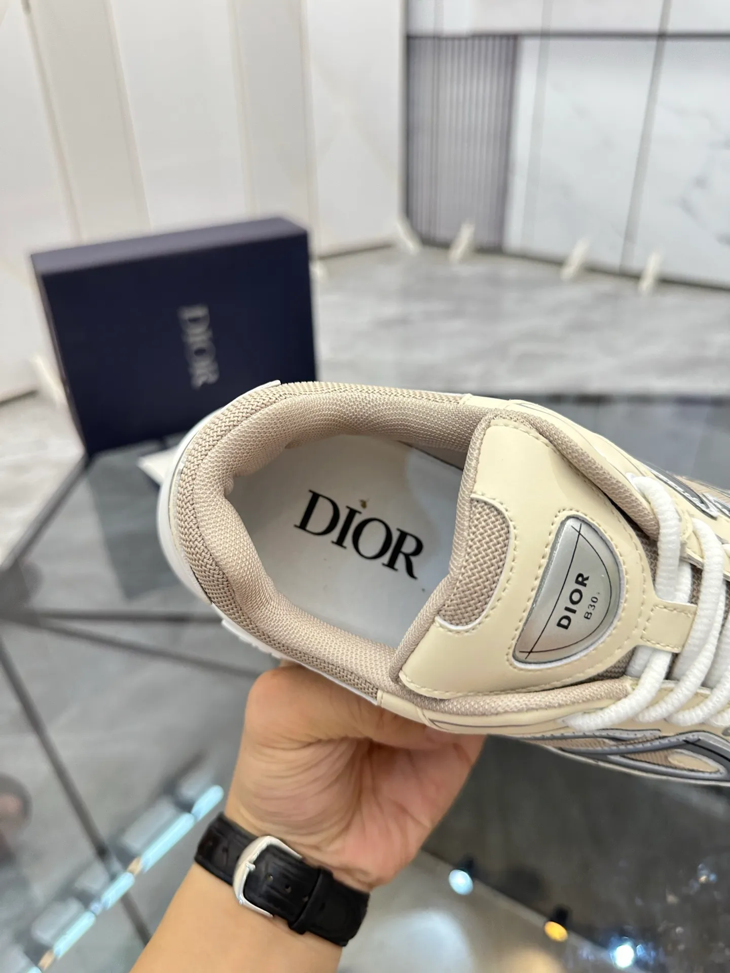 Men's shoes: 💰P400¥ Available in Guangzhou Product trademark: Dior* "Dior*" low-top casual shoes Regular size: 35-46 (can be customized to 47) Couple style Product materials: Upper imported cowhide stitched with original fabric, breathable lining, ultra-light foam original outsole. No.: 007